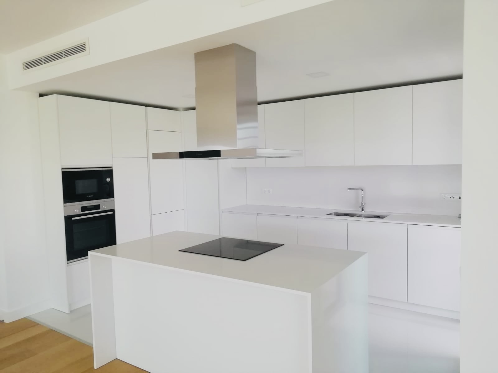 Cozinha moderna branca totalmente remodelada
