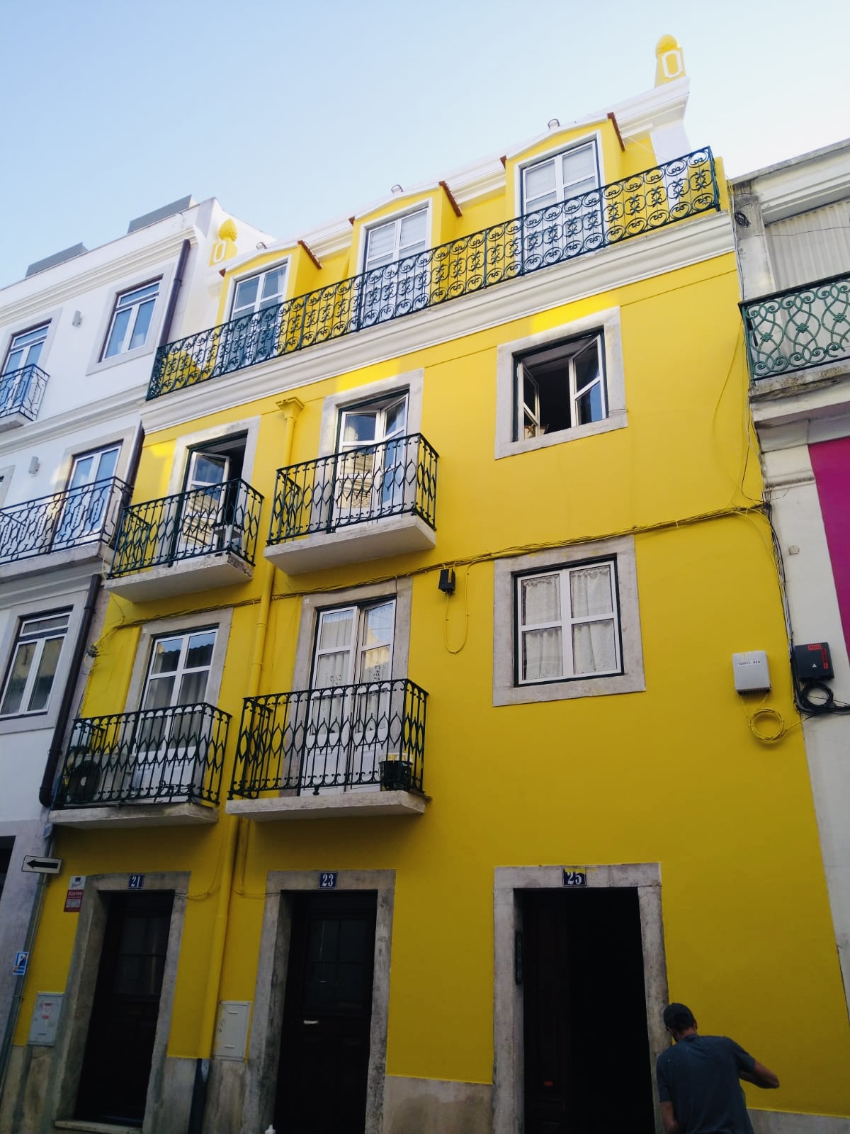 Fachada urbana renovada e pintada de amarelo