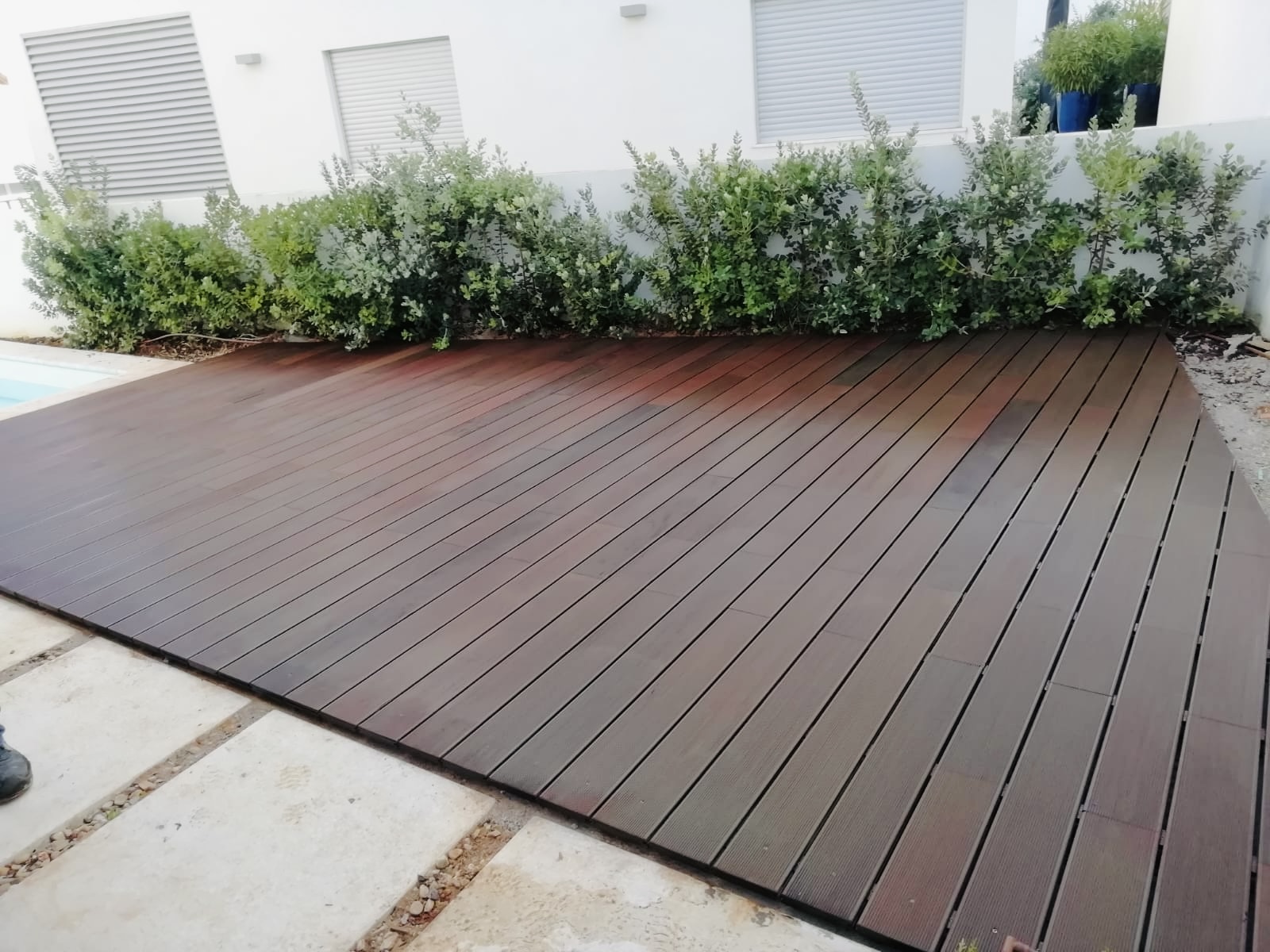 Deck exterior renovado junto a jardim