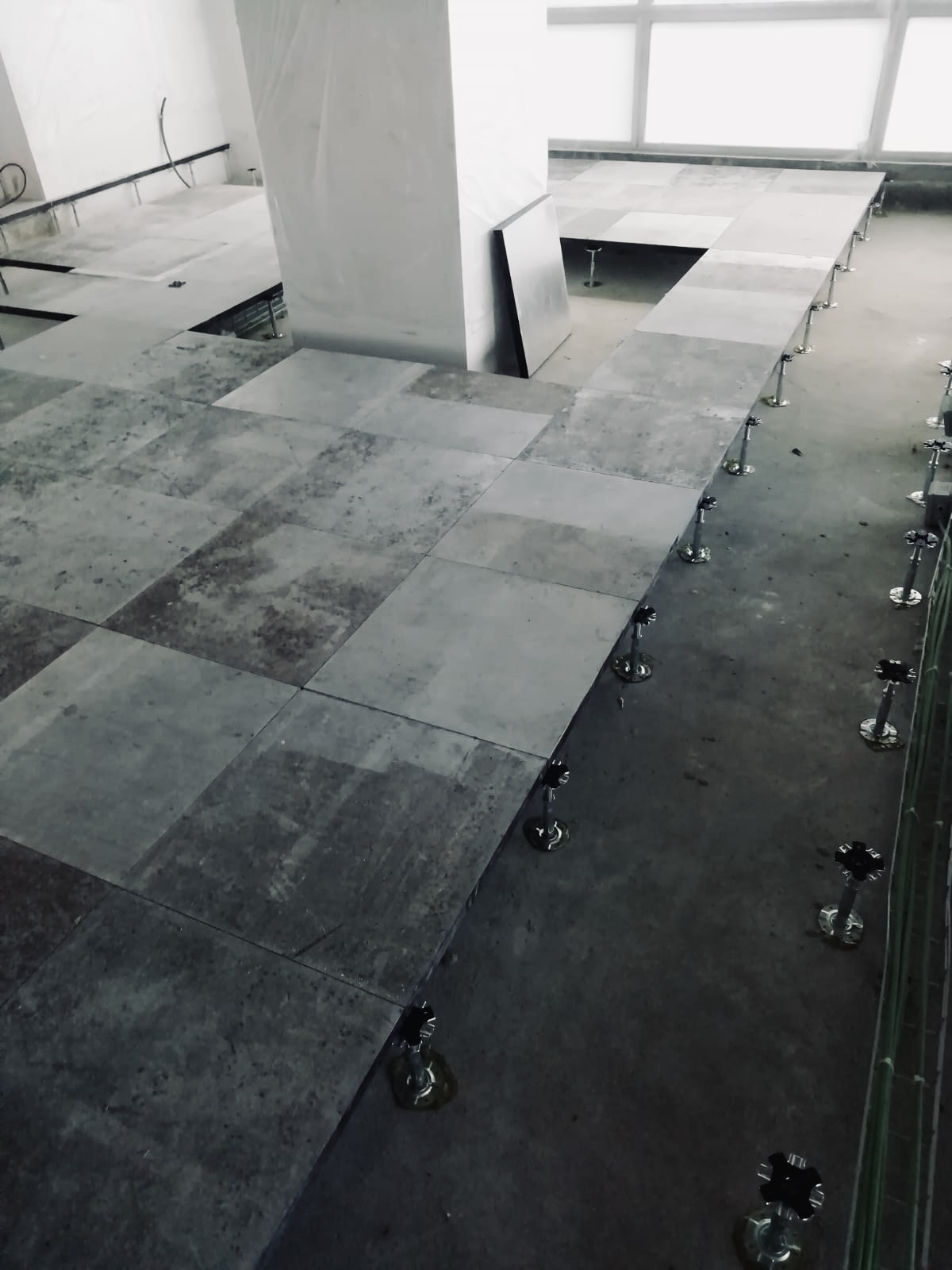 Aplicação de pavimento cerâmico em interior