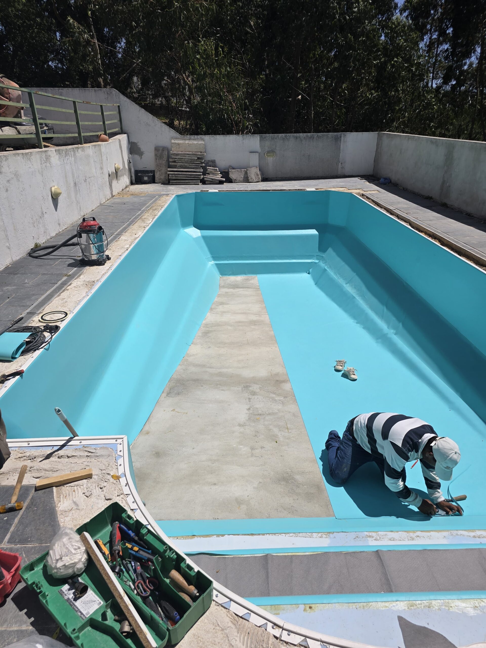 Trabalhos de renovação e impermeabilização de piscina