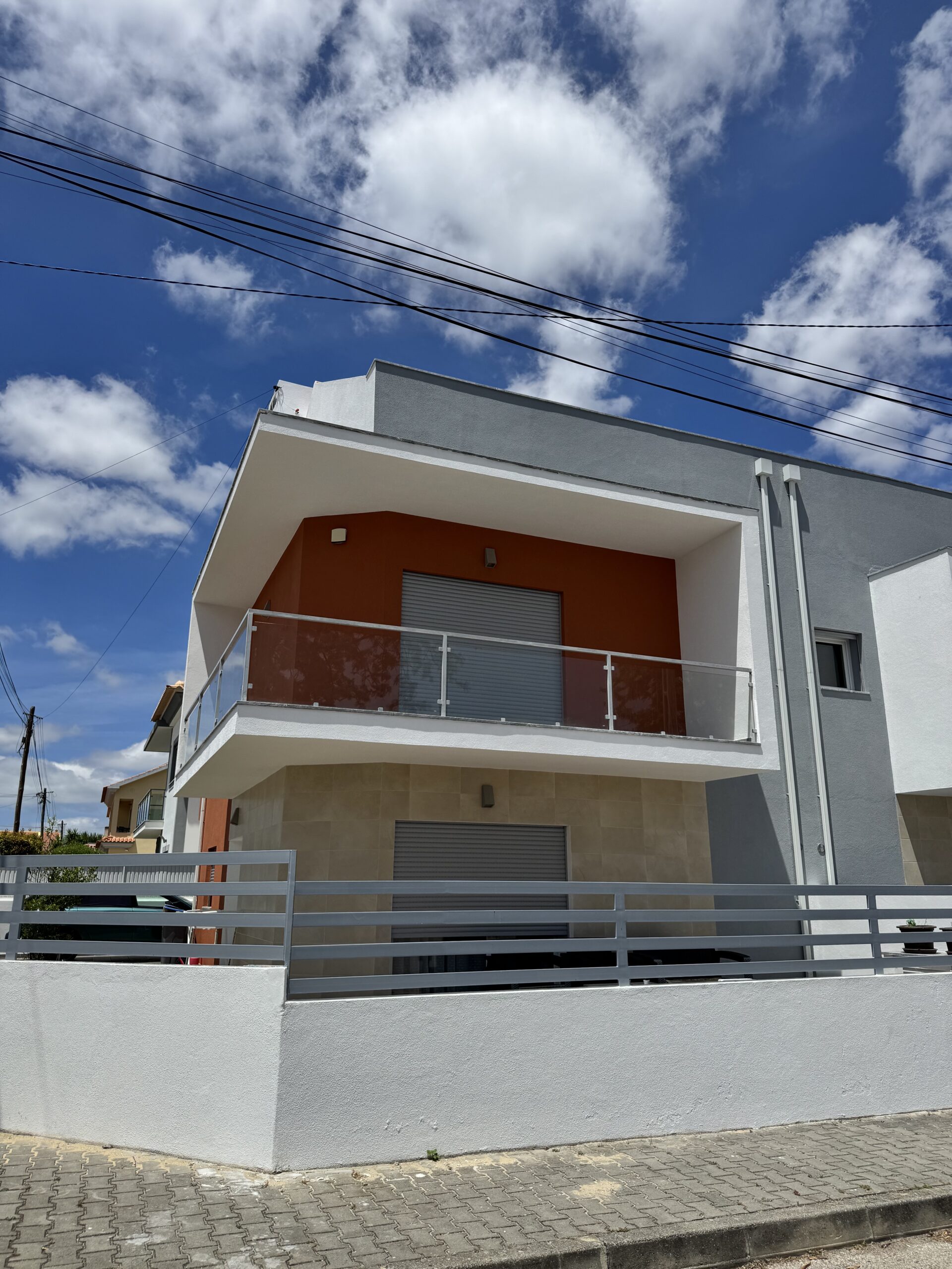 Moradia com fachada exterior renovada