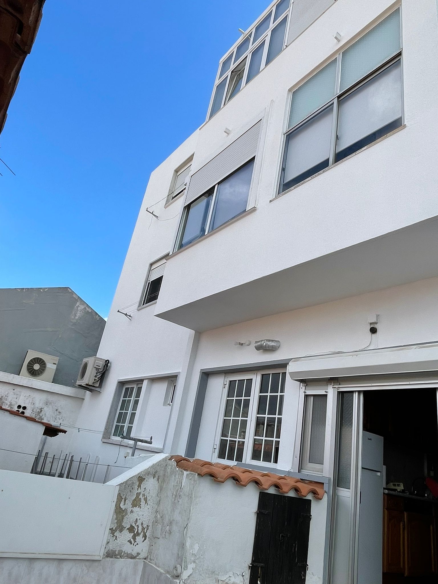 Fachada de edifício renovada e pintada